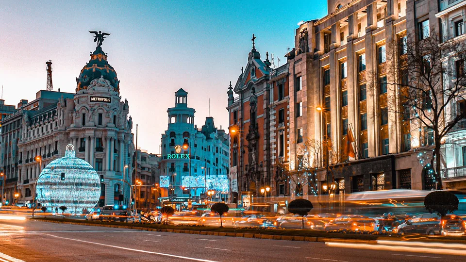 madrid inaugura la ruta navideña 2025 con luces innovadoras que iluminan la ciudad y crean un ambiente festivo único para disfrutar en familia.