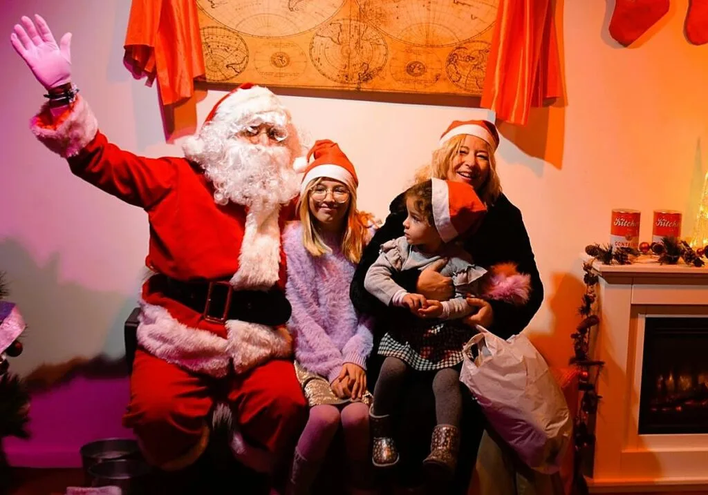 descubre la magia de la navidad en móstoles con la casa de papá noel y actividades festivas para toda la familia. ¡ven y celebra con nosotros!