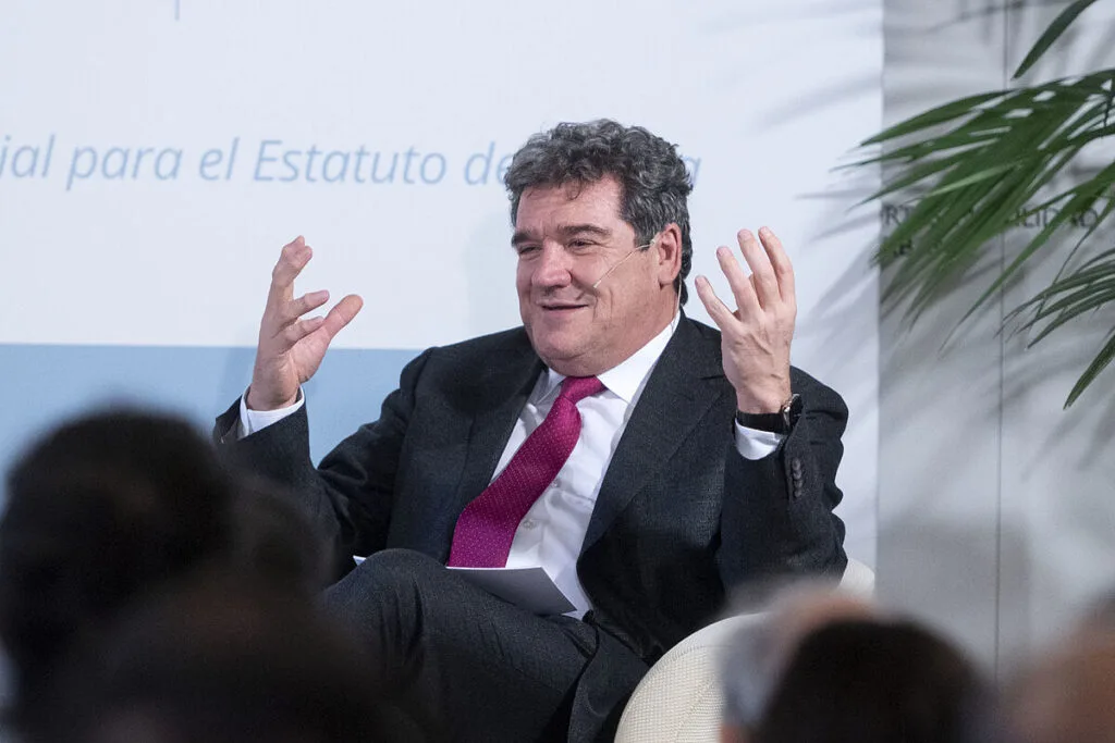 la ocde alerta sobre el déficit en las pensiones en españa y solicita reformas urgentes para garantizar la sostenibilidad del sistema.