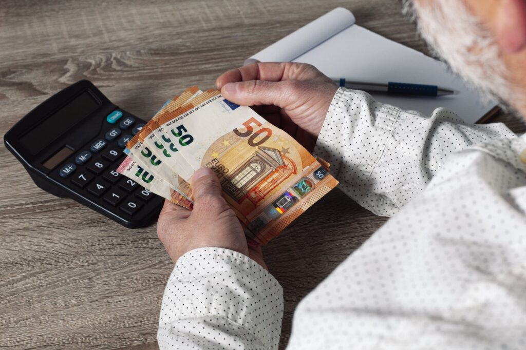 descubre todo sobre el aumento del 2,7% en las pensiones para el año 2026 y cómo afectará a los beneficiarios.