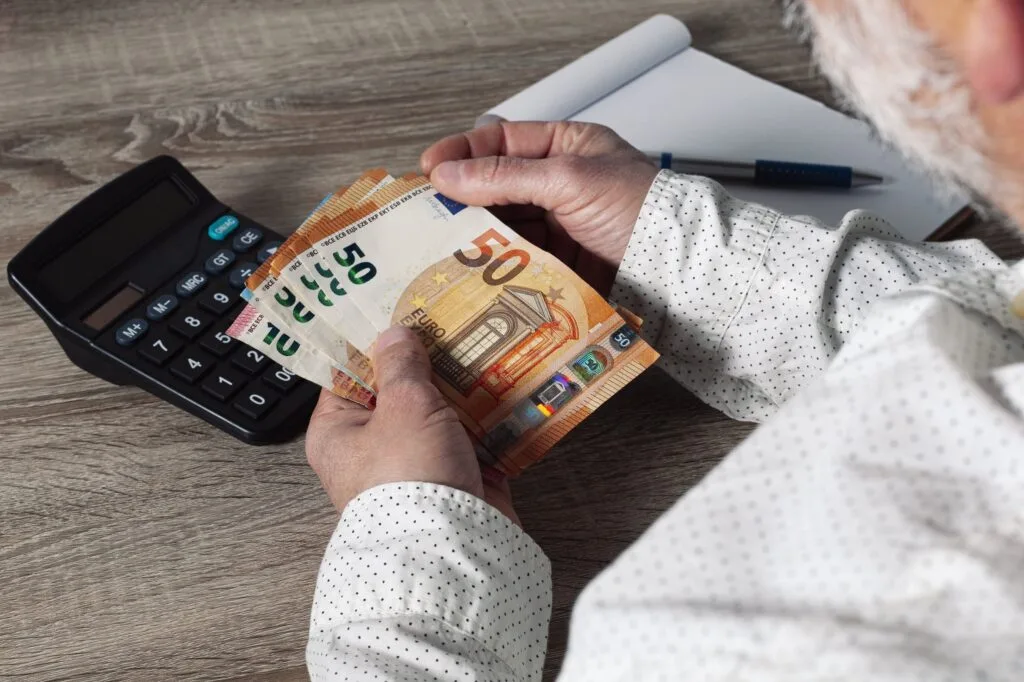 descubre todo sobre el aumento del 2,7% en las pensiones para el año 2026 y cómo afectará a los beneficiarios.