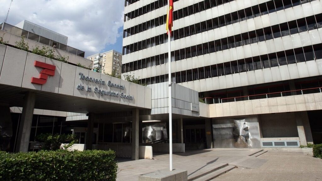 descubre cómo solo madrid y baleares registran superávit en las pensiones en españa, mientras otras regiones enfrentan desafíos financieros.