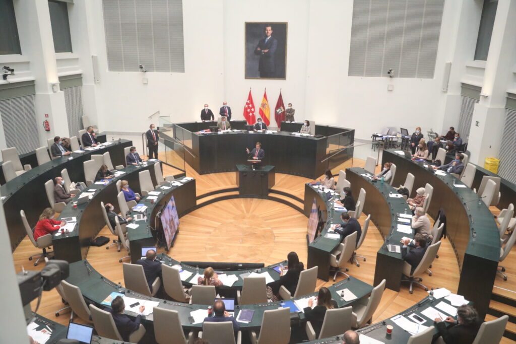 el pleno de cibeles aprueba los presupuestos de madrid 2026, destacando una importante inversión social para mejorar el bienestar de la ciudad.