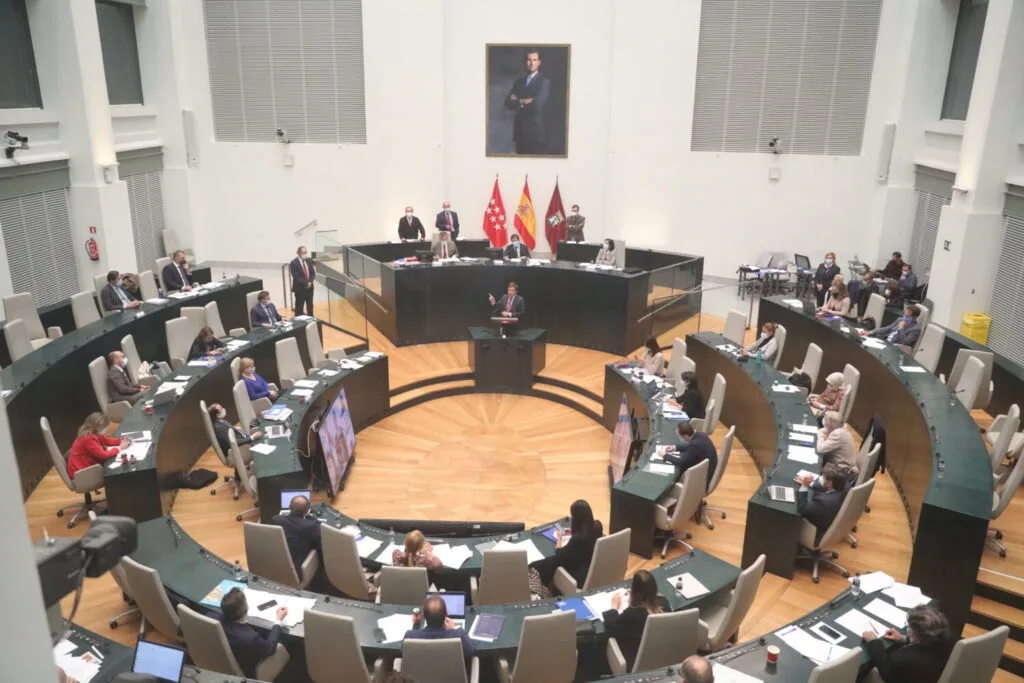 el pleno de cibeles aprueba los presupuestos de madrid 2026, destacando una importante inversión social para mejorar el bienestar de la ciudad.