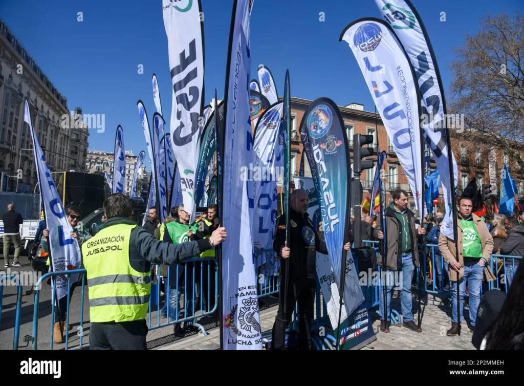 policías y guardias civiles se manifiestan en madrid para exigir mejores condiciones laborales y mayor reconocimiento.