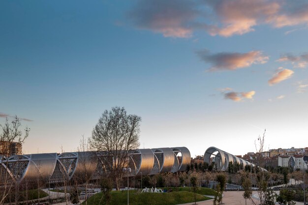 renovación de la pasarela peatonal en la calle 30 de madrid: mejora de seguridad, accesibilidad y diseño urbano para una movilidad más cómoda y sostenible.