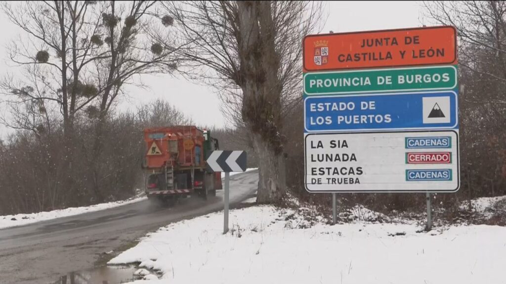 uso obligatorio de cadenas en navacerrada y cotos debido a una gran nevada para garantizar la seguridad vial.