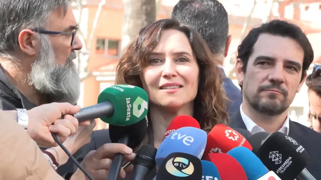 ayuso denuncia chantajes y alerta sobre la existencia de una nación paralegal que amenaza la estabilidad y la legalidad.