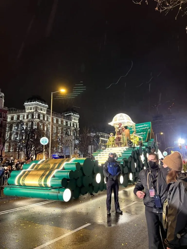 disfruta la cabalgata de reyes magos 2026 en madrid, un evento mágico lleno de desfile, música y alegría para toda la familia.
