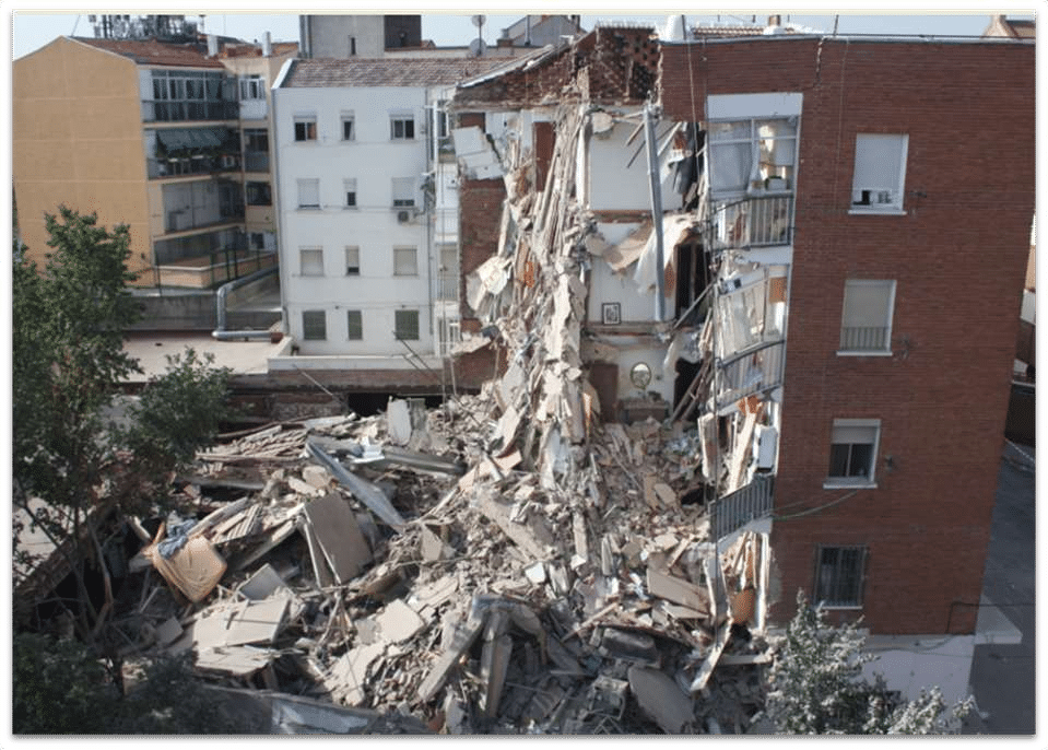 edificio en carabanchel en riesgo de colapso tras una explosión, autoridades evalúan daños y medidas de seguridad para proteger a los residentes.