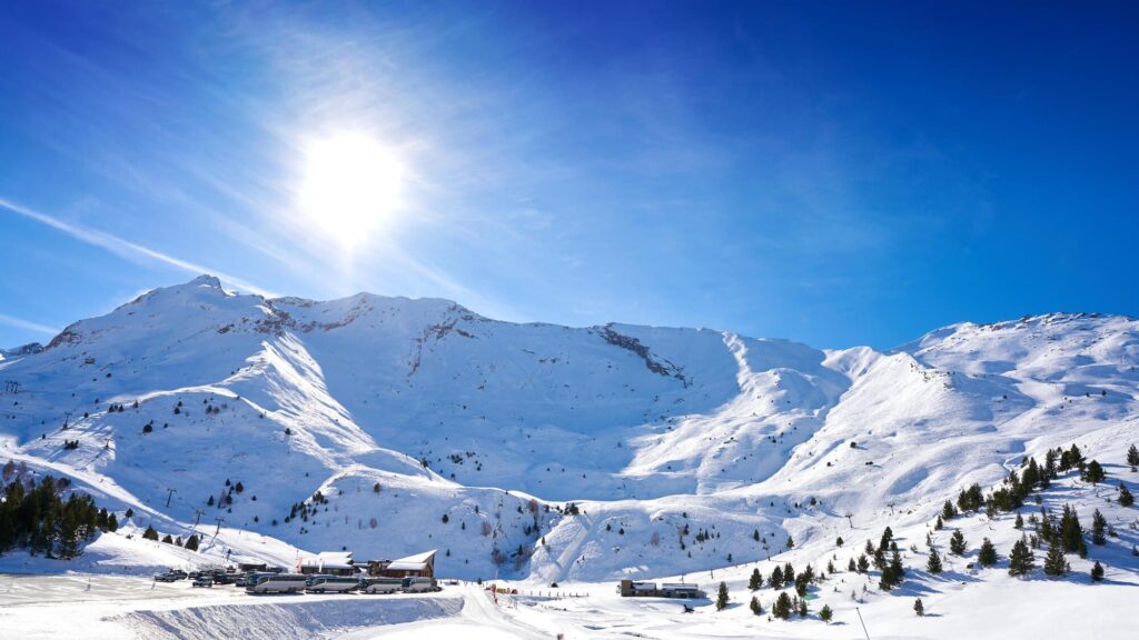 descubre las mejores estaciones de esquí en españa con más de mil kilómetros de pistas abiertas para disfrutar de la nieve y la aventura invernal.