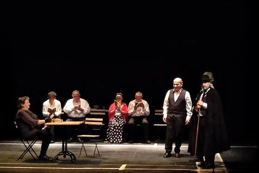 análisis y críticas de 'luces de bohemia' y su influencia en el teatro español contemporáneo, con énfasis en su relación con las celebraciones de cumpleaños.