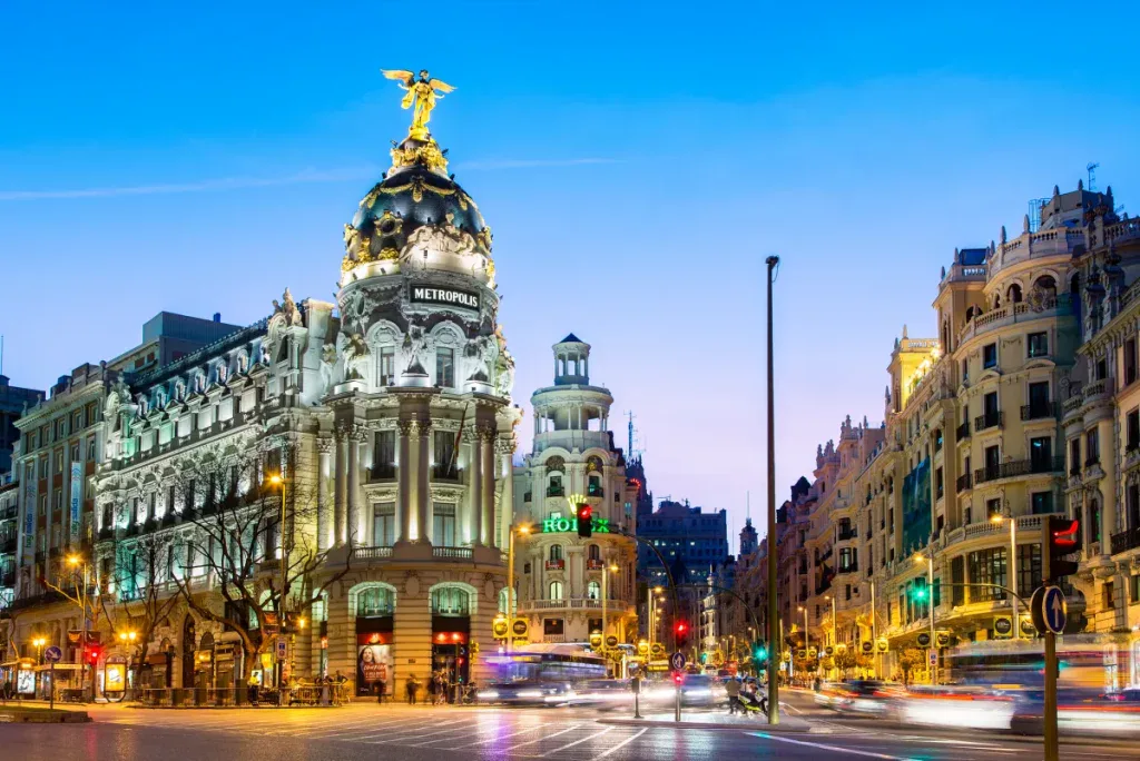 madrid aumentaría sus ingresos en 2.555 millones de euros con nueva financiación, fortaleciendo su desarrollo económico y servicios públicos.
