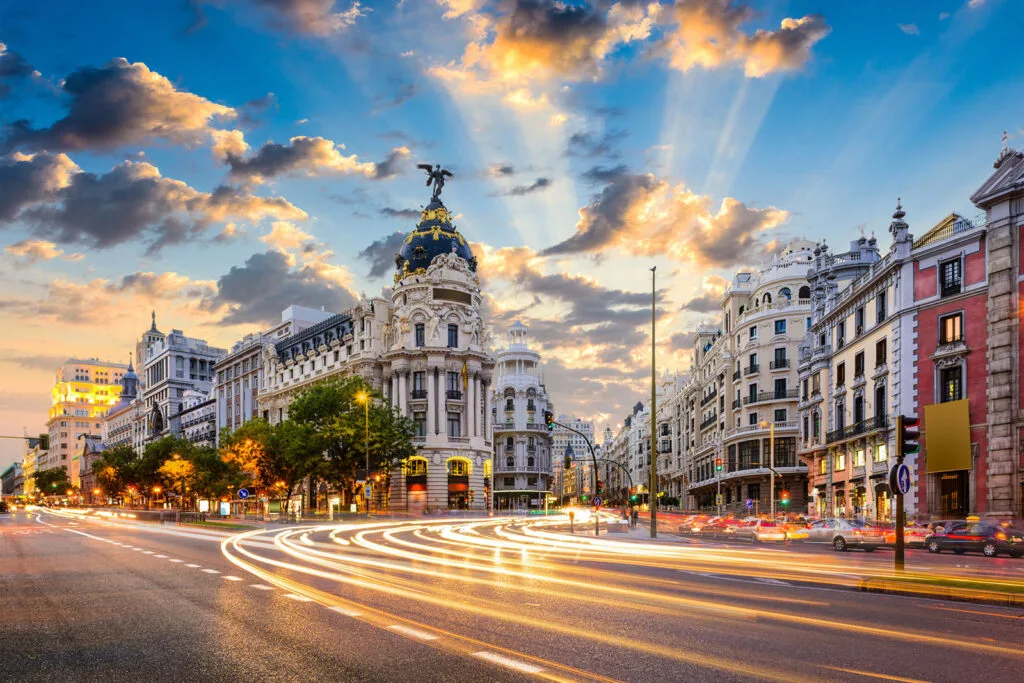 madrid celebra la noche de reyes con una mirada hacia el conocimiento y el futuro, combinando tradición y innovación en una festividad única.