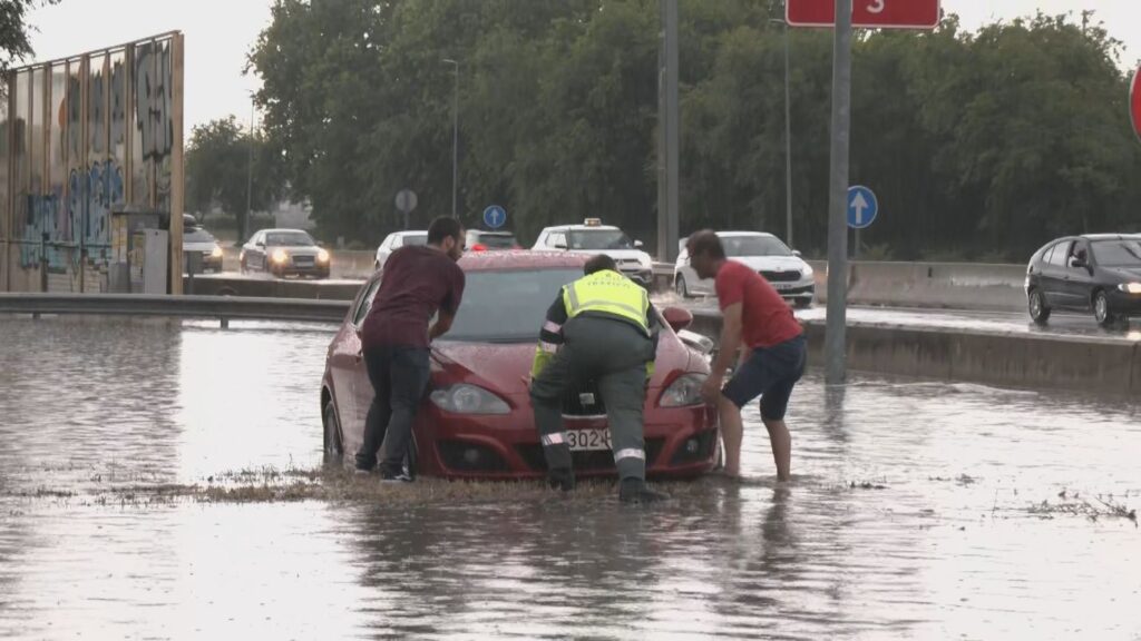 madrid afronta fuertes lluvias y vientos tras una intensa tempestad, afectando el clima y la movilidad en la ciudad.
