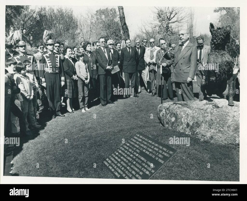 madrid rechaza la instalación de una escultura en honor a tierno galván, generando debate en la comunidad local.