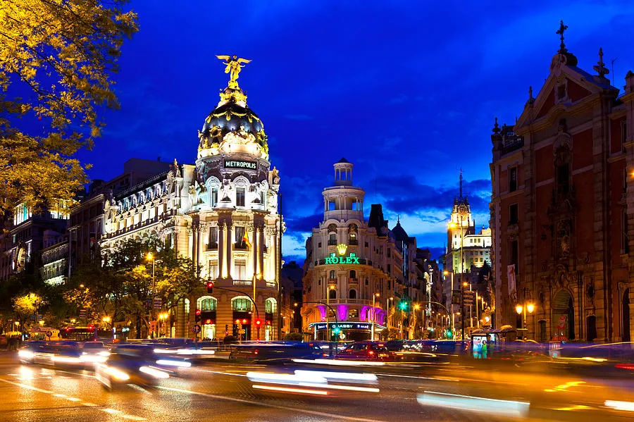 madrid refuerza su liderazgo económico con un crecimiento sólido y nuevas inversiones que impulsan la innovación y el desarrollo sostenible en la región.