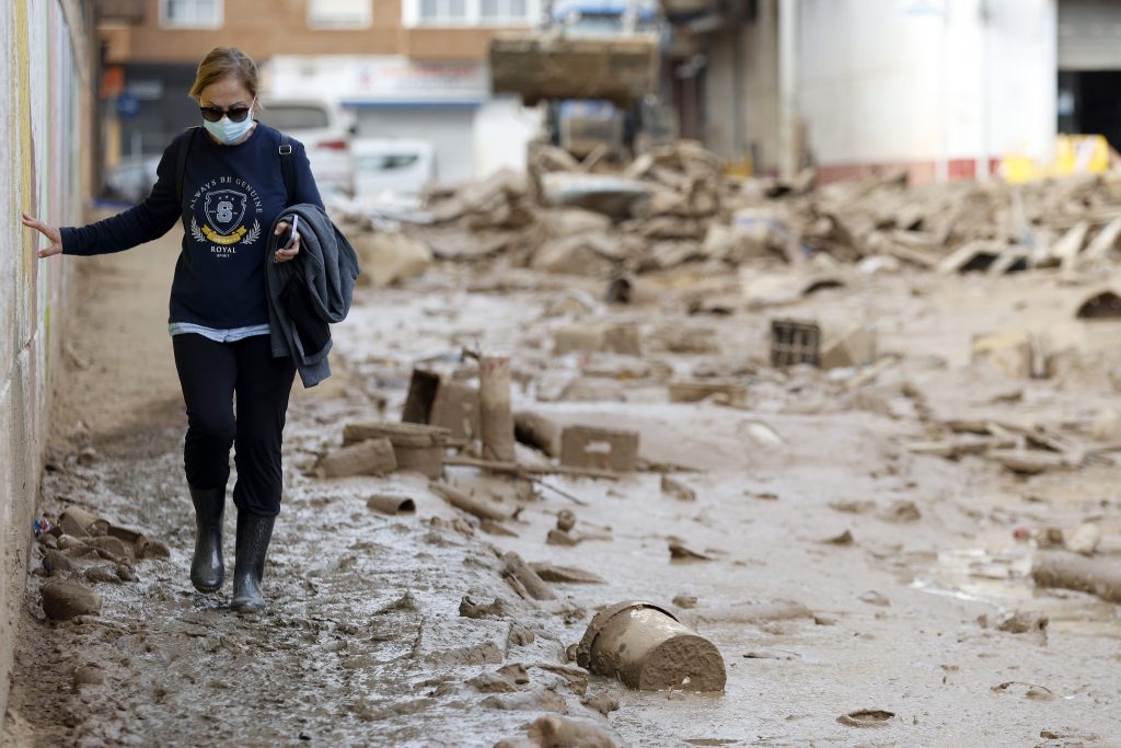 millones de euros destinados a la recuperación en valencia tras la dana, impulsando la reconstrucción y el apoyo a las zonas afectadas.