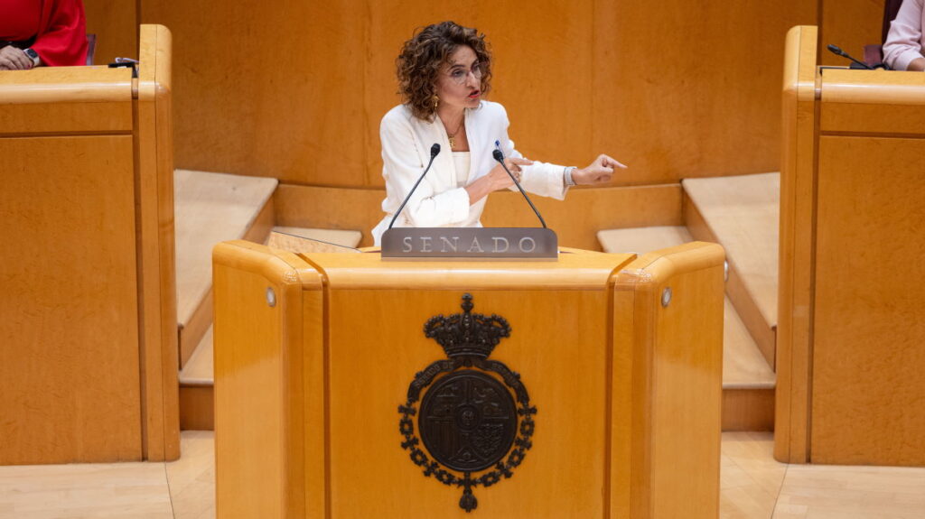 montero critica al pp por su falta de liderazgo en la financiación autonómica, destacando la necesidad de un enfoque más comprometido para garantizar recursos adecuados a las comunidades.