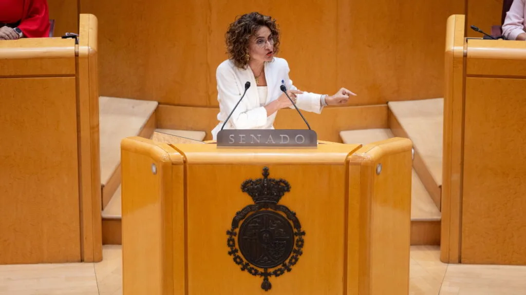 montero critica al pp por su falta de liderazgo en la financiación autonómica, destacando la necesidad de un enfoque más comprometido para garantizar recursos adecuados a las comunidades.