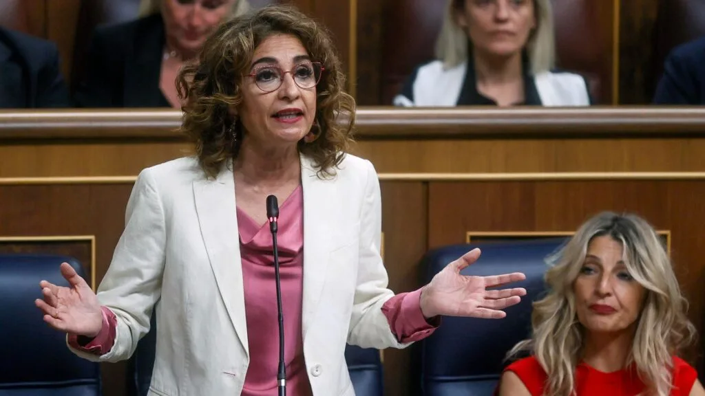 montero presenta un nuevo modelo de financiación autonómica con 18.000 millones de euros adicionales para impulsar el desarrollo regional y mejorar los servicios públicos.