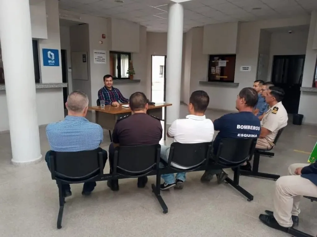 personas celebran el fin de año con un operativo de seguridad para garantizar una celebración segura y sin incidentes.