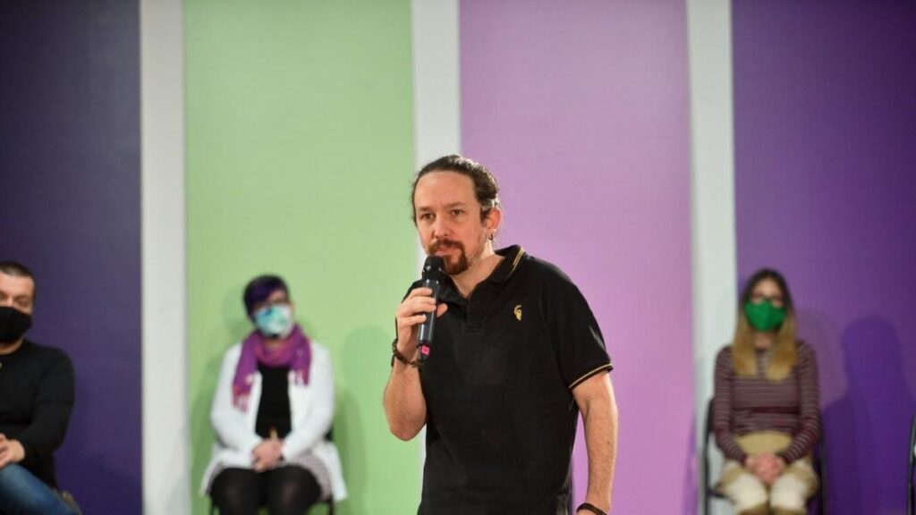 psoe y más madrid solicitan retirar los honores otorgados a julio iglesias debido a controversias recientes, generando debate político y social.