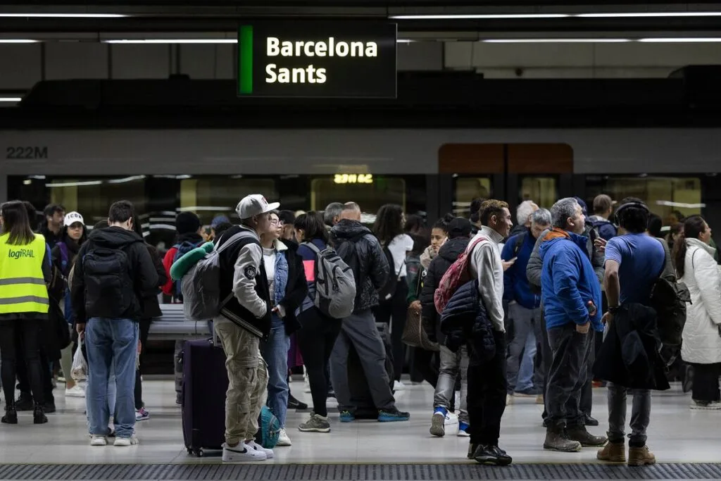 el presidente del gobierno garantiza la suspensión de despidos y la reanudación del servicio de rodalies para mejorar la movilidad y estabilidad laboral.